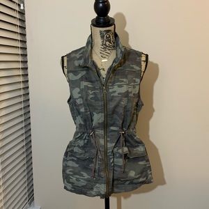Maurices L camo vest